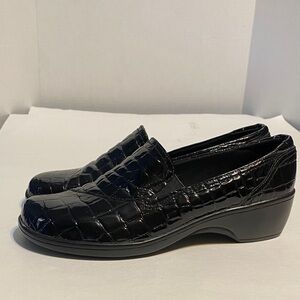 NWT Clarks Black Crocodile-Patterned Loafers.